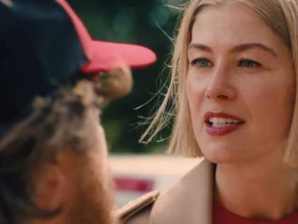 "I care a lot": Rosamund Pike regala divertimento dark