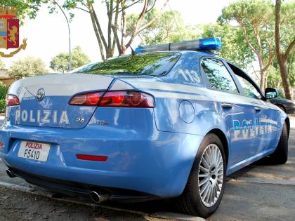 Marocchino irregolare aggredisce ragazza alle spalle: lo rincorrono in 7 e lo fanno arrestare