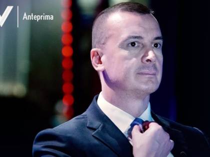 Casalino torna col cubano: "Non prenderei più pillola per essere etero"