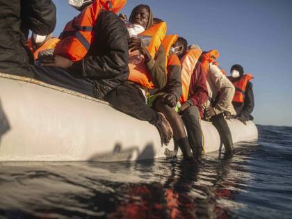 Migranti, 800 sbarchi a Lampedusa. E un barcone si ribalta