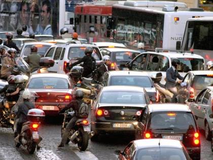 Divieto di slalom tra auto: la protesta dei motociclisti