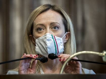 Soldi ai rom, fango sulla Meloni. Ma lei zittisce tutti: "Così fanno i regimi"