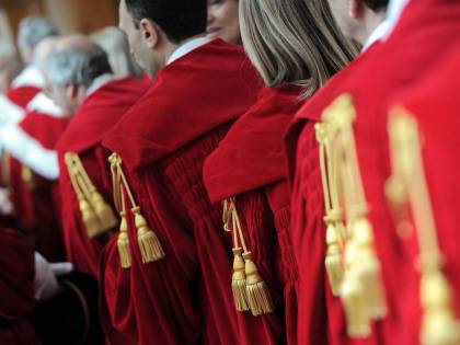 "Hanno già fatto il vaccino". Cinque toghe nella bufera