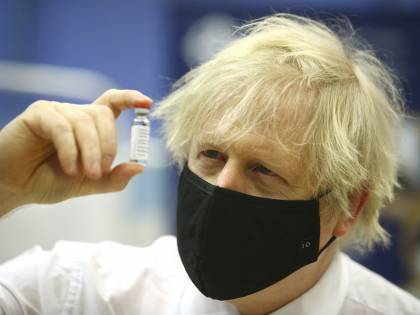 Il record di Johnson: vaccino a metà Paese