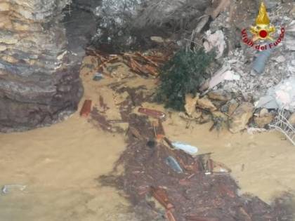 Frana al cimitero, le bare fino al mare