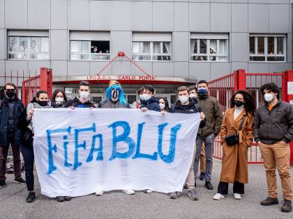 Capelli blu, ora la preside vieta tutte le tinture