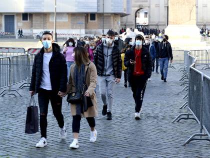 Le misure della nuova stretta: weekend "blindati" e coprifuoco anticipato