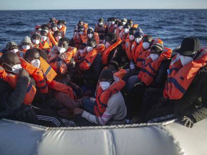 La Sea Watch in acque libiche con 147 migranti a bordo, cresce la pressione sull'Italia