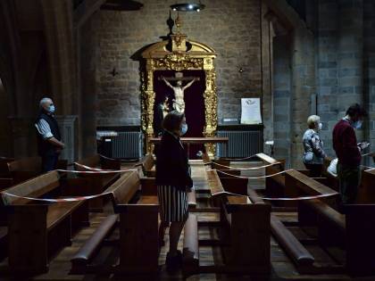 Vox vuole salvare le croci dalla cristianofobia che avanza in Spagna