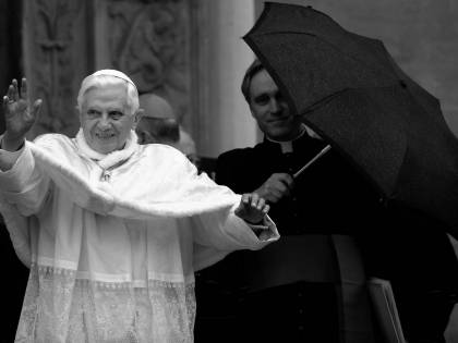 Benedetto VXI rompe il silenzio: "Così mi sono dimesso da Papa"