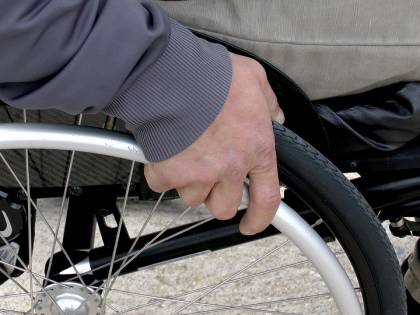 14enne uccide nella notte a pugnalate sorella disabile e su una sedia a rotelle