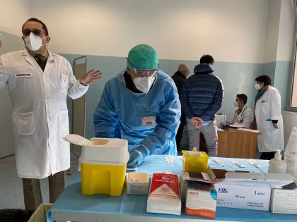 Ospedale militare raddoppia le dosi
