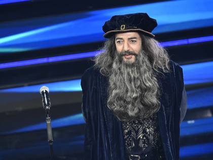 Sanremo, Max Gazzè infiamma i social: "Canta piano-vaccini Arcuri"