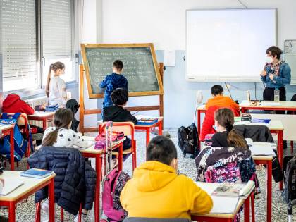Divisa anche la scienza. "Così li roviniamo". "Coi ragazzi in aula l'Rt è cresciuto del 25%"