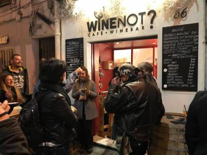 "Prima ci aprono e poi chiudono". L'ira dei ristoratori fuori dall'Ariston