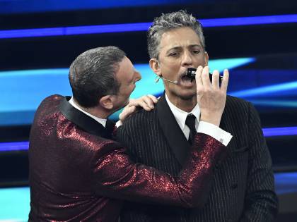 Sanremo, Fiorello si rade i baffi in diretta: "Sembro D'Alema? Basta, me li taglio"