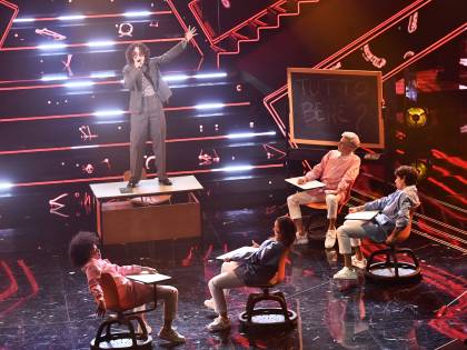 Madame provoca e porta a Sanremo i banchi a rotelle della Azzolina