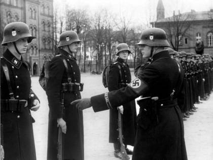 Azienda polacca lancia il suo nuovo giocattolo: la "macchinina nazista"
