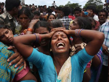 India, padre uccide la figlia e va a costituirsi camminando con in mano la testa di lei