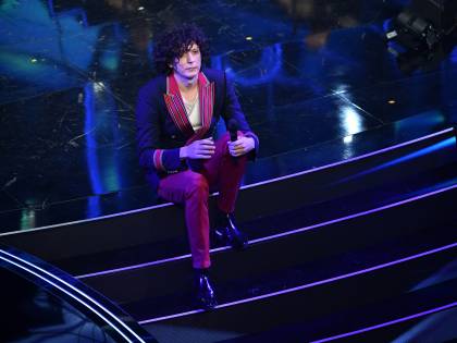 Ermal Meta polemico: "Anche stasera canto tardissimo"