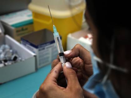 "Ti faccio il vaccino o lo butto". Così le dosi vanno ai furbetti