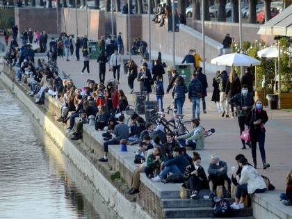 Una folla "invade" i Navigli a Milano: scatta il blocco
