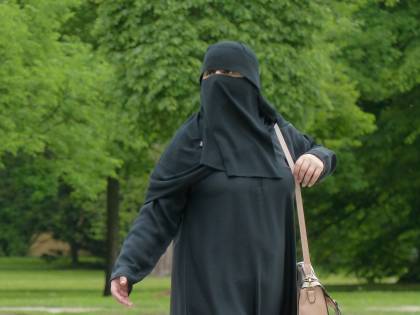 Svizzera, divieto di indossare il burqa