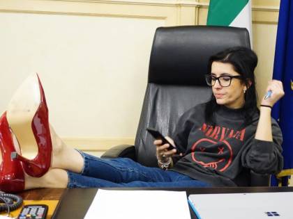 "Vuole legalizzare la cannabis". Ma ora la Dadone può avere la delega all'antidroga