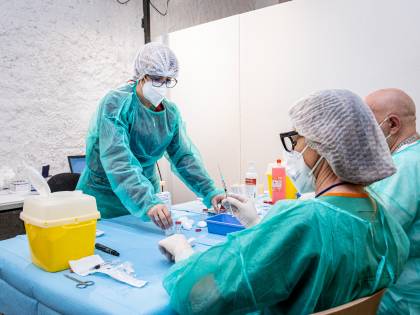 Vaccini ai furbetti e fiale tra i rifiuti