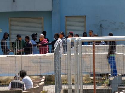 Migranti in fuga dall'hotspot di Pozzallo: "Fra loro potrebbero esserci positivi"