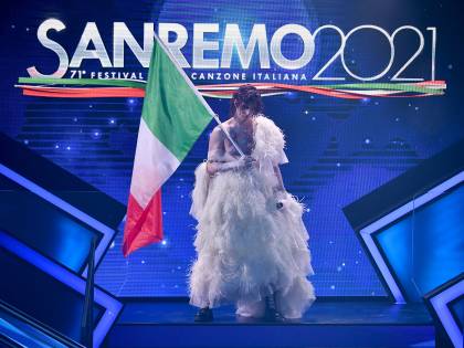 "Perché ha offeso il tricolore". Lauro fa (ancora) discutere...