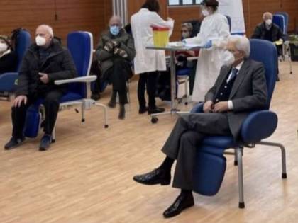 La gaffe di Zingaretti: posta la foto di Mattarella, ma non vede "l'intruso"