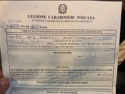 Sorpreso a fare pipì in strada: maxi multa di 3mila euro