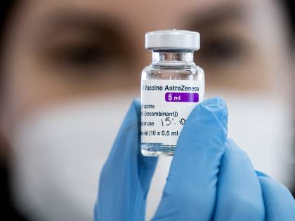 Vaccino, AstraZeneca taglia dosi destinate alla Ue
