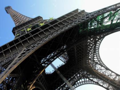 "Tour Eiffel costruita con il nostro ferro. La Francia deve restituirla all'Algeria"
