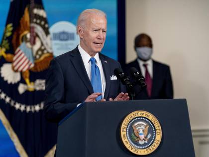 Biden e Putin, insulti da bulli Il mondo trema