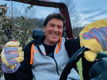 Paura per Gianni Morandi: il selfie, poi cade sul fuoco "Ricoverato per le ustioni"