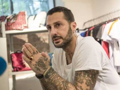 Nuovo gesto autolesionista per Fabrizio Corona: "Con una biro si è colpito le vene del braccio"