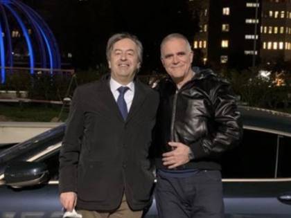 "Siamo tutti e due vaccinati". Burioni e Zangrillo abbracciati senza mascherina