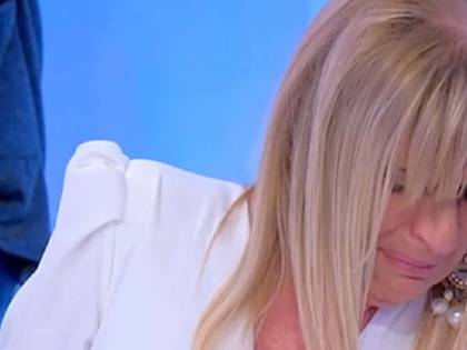 Gemma Galgani cade dalle scale in studio. Attimi di paura a Uomini e Donne