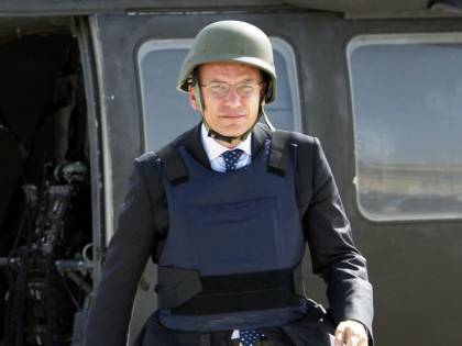 Enrico Letta indossa l'elmetto e la Dadone i tacchi a spillo