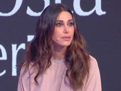 "Adesso arriva un ballerino". Belen reagisce così e la De Filippi ferma tutto