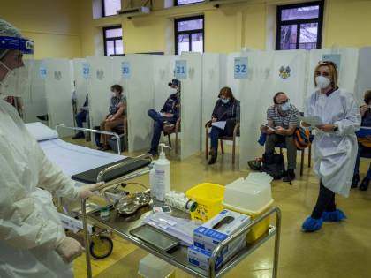 Morto dopo dose Astrazeneca, il Piemonte sospende un altro lotto