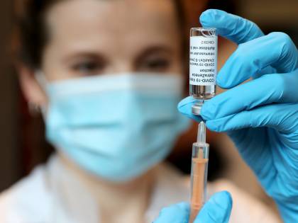 Insegnante muore dopo il vaccino: il Piemonte blocca il lotto AstraZeneca