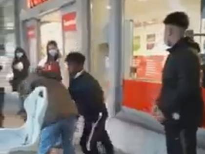Aggressione in pieno giorno all’ingresso di un supermercato. Le immagini choc della rissa