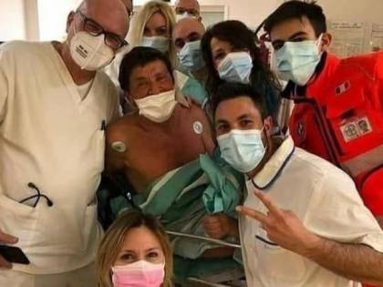 Morandi e la foto dall'ospedale: ecco come sta adesso il cantante dopo le ustioni