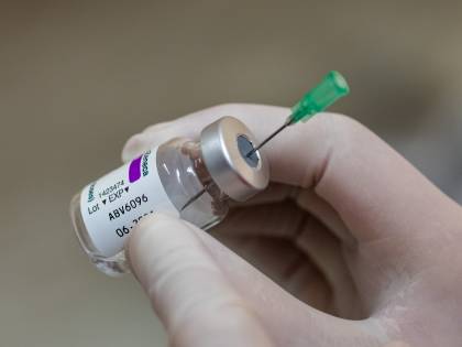 Bufera su AstraZeneca. Lo stop della Germania. Seguono Italia, Francia e più di mezza Europa. Ema insiste: "È sicuro"