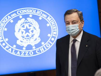 Asse Draghi-Macron per AstraZeneca. L'Ema: "Benefici superiori ai rischi"