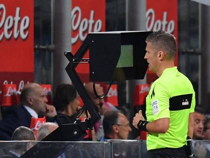 È un Var con il bavaglio. Uefa e Fifa in pressing, l'Italia va in retromarcia