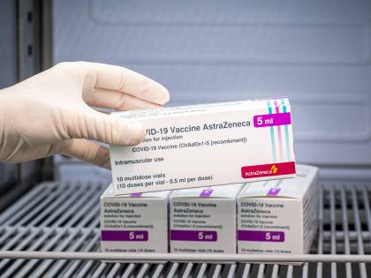 Oggi il "sì" di Ema ad AstraZeneca. "Ma ci sono casi da approfondire"